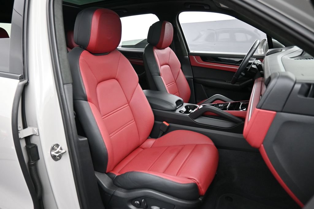 Certified 2025 Porsche Cayenne GTS AWD/4WD image 31