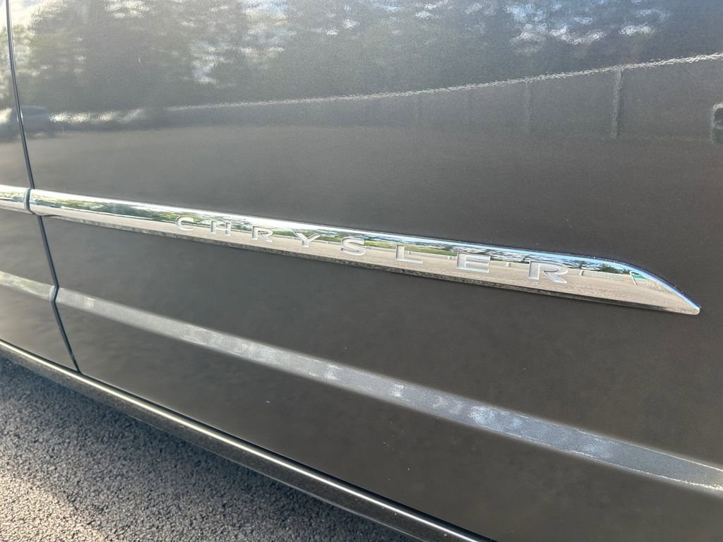 Used 2016 Chrysler Town & Country Touring FWD image 34