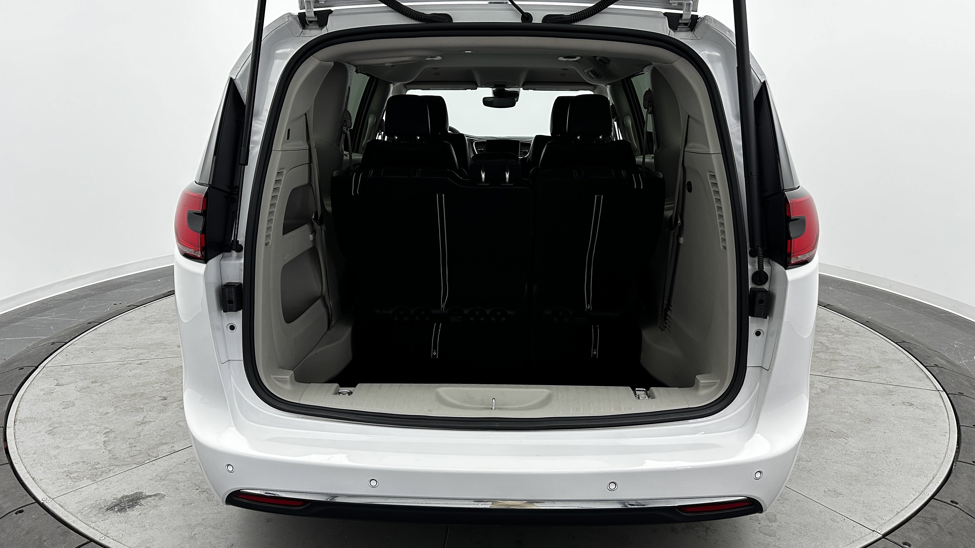 Used 2024 Chrysler Pacifica Touring-L image 30