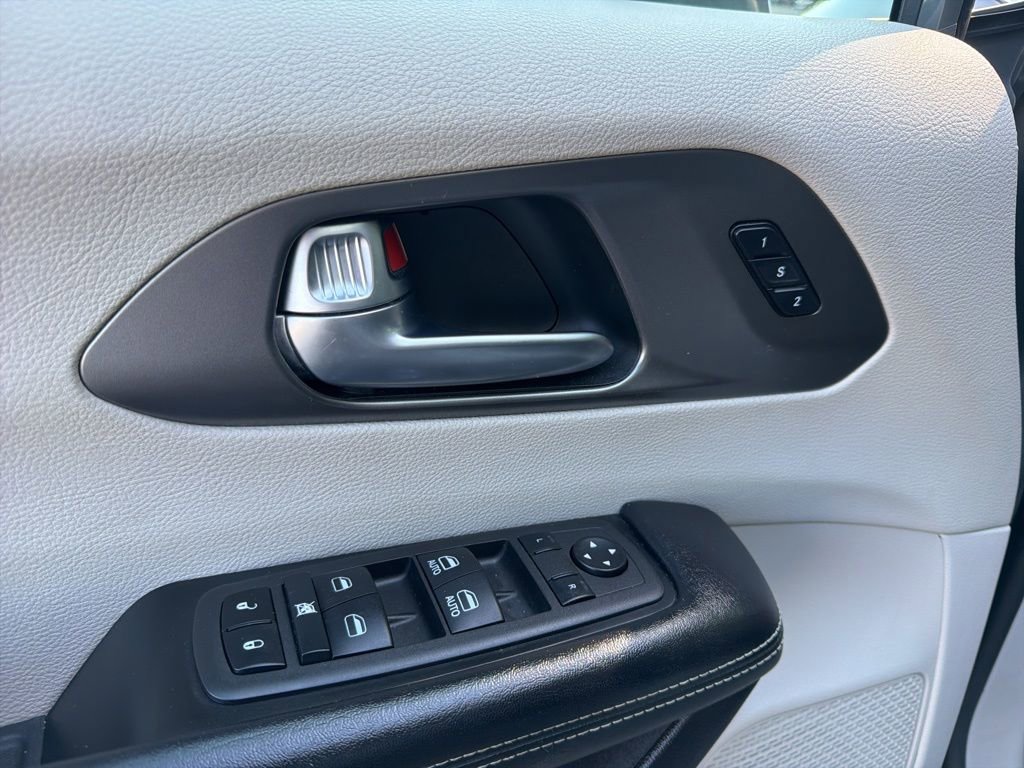 Used 2022 Chrysler Pacifica Touring-L image 13