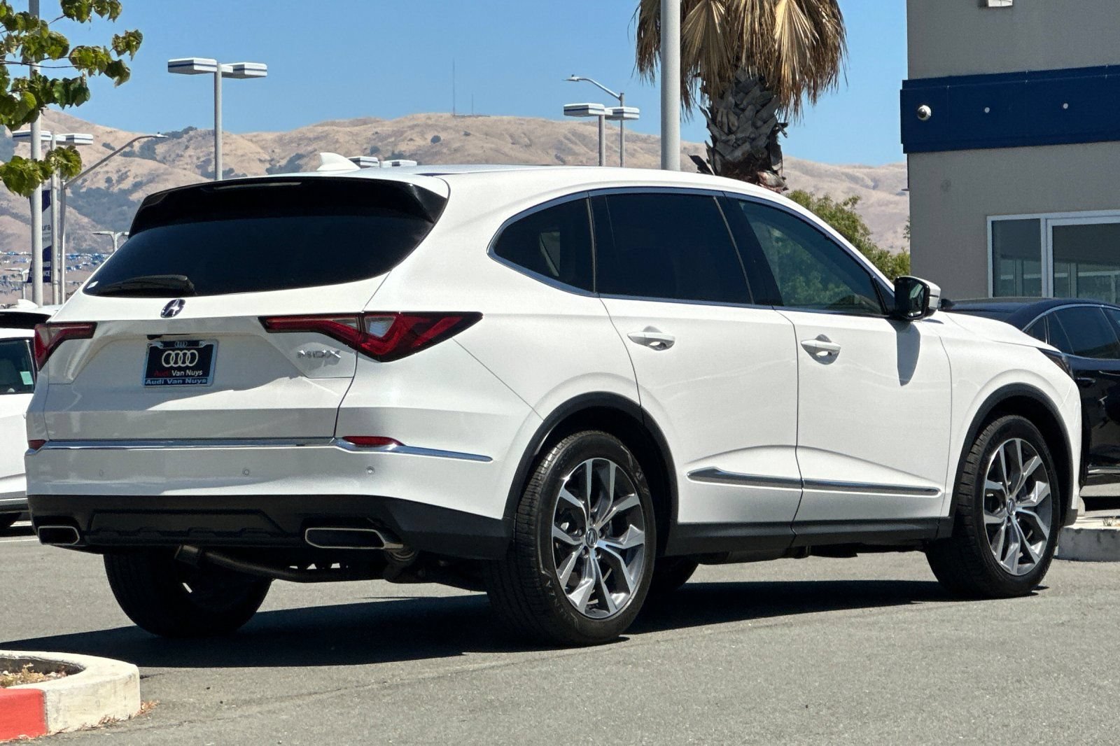 Used 2024 Acura MDX w/ Technology Package FWD image 4