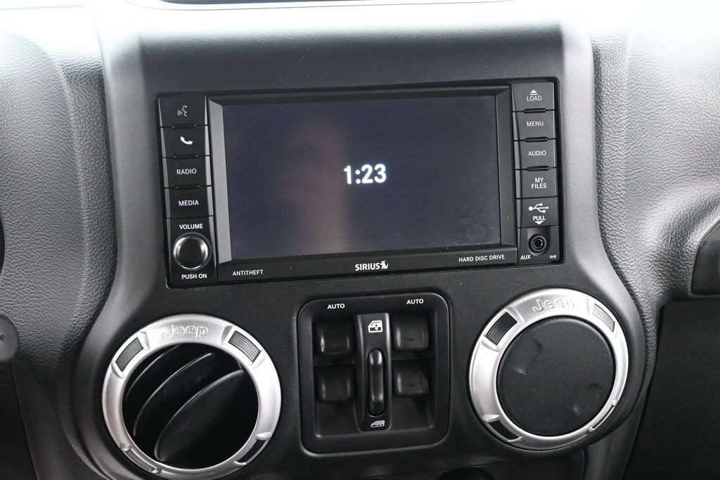 Used 2016 Jeep Wrangler Unlimited Sahara w/ Connectivity Group AWD/4WD image 28