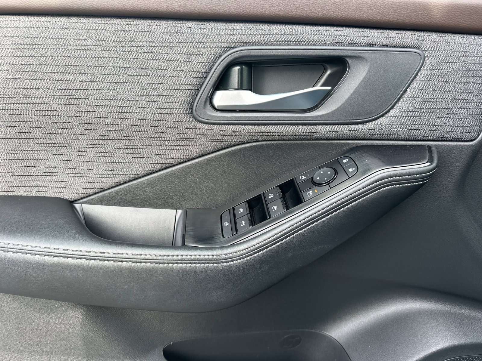 Used 2023 Nissan Rogue SV image 10