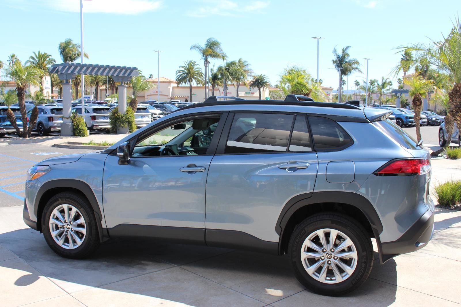 Used 2025 Toyota Corolla Cross LE image 6