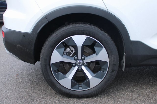 Used 2025 Volvo XC40 B5 Plus image 40