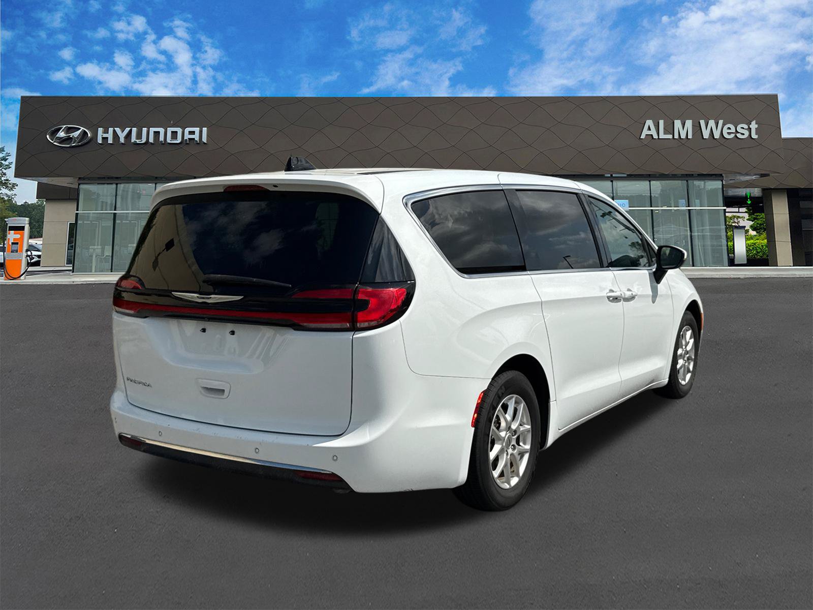 Used 2023 Chrysler Pacifica Touring-L FWD image 5