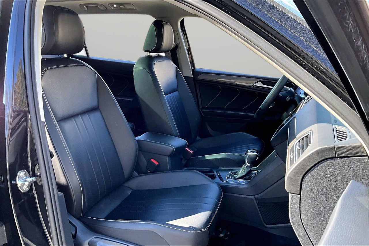 Used 2022 Volkswagen Tiguan SE w/ Panoramic Sunroof Package image 23