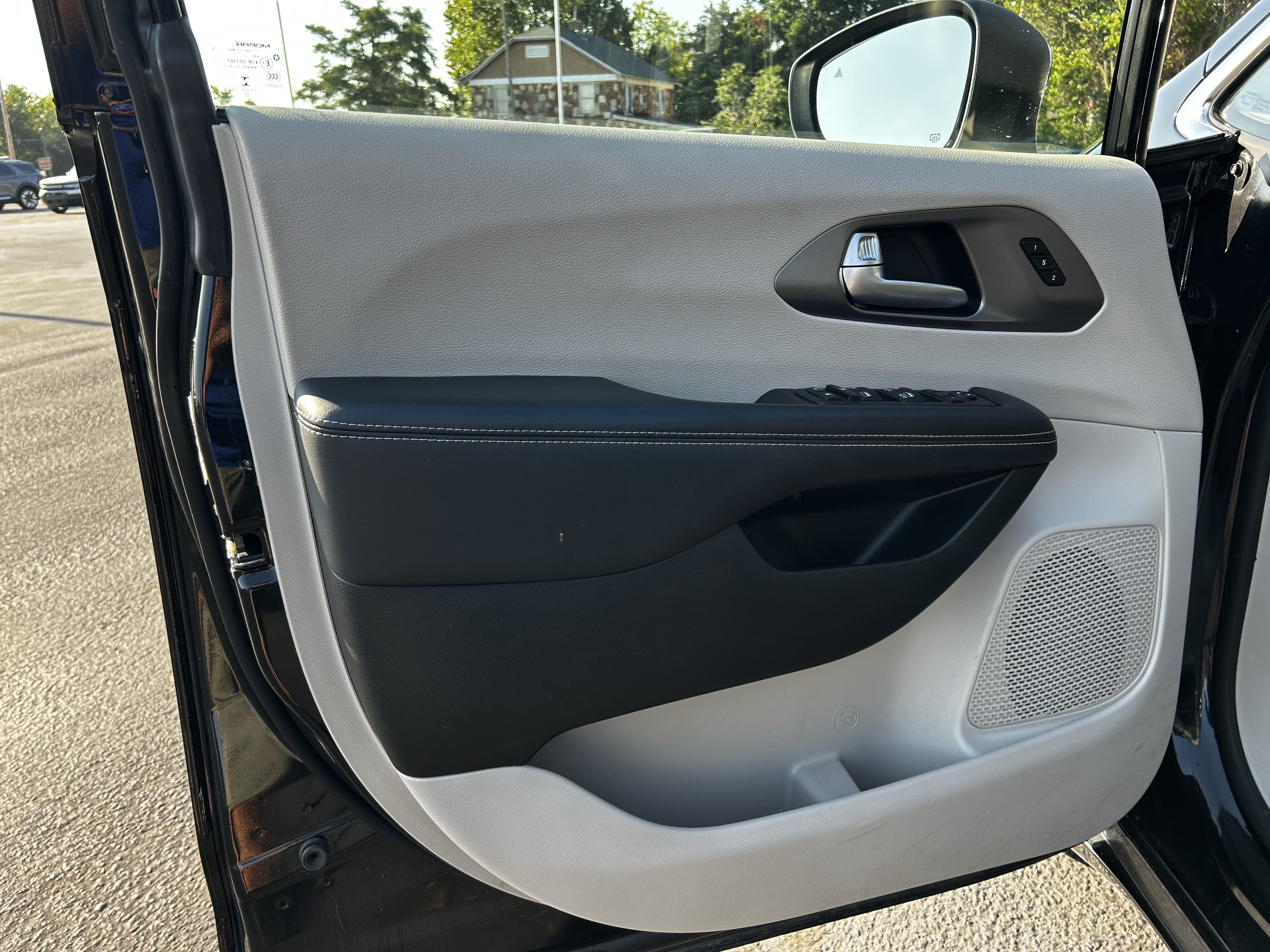 Used 2023 Chrysler Pacifica Touring-L FWD image 11