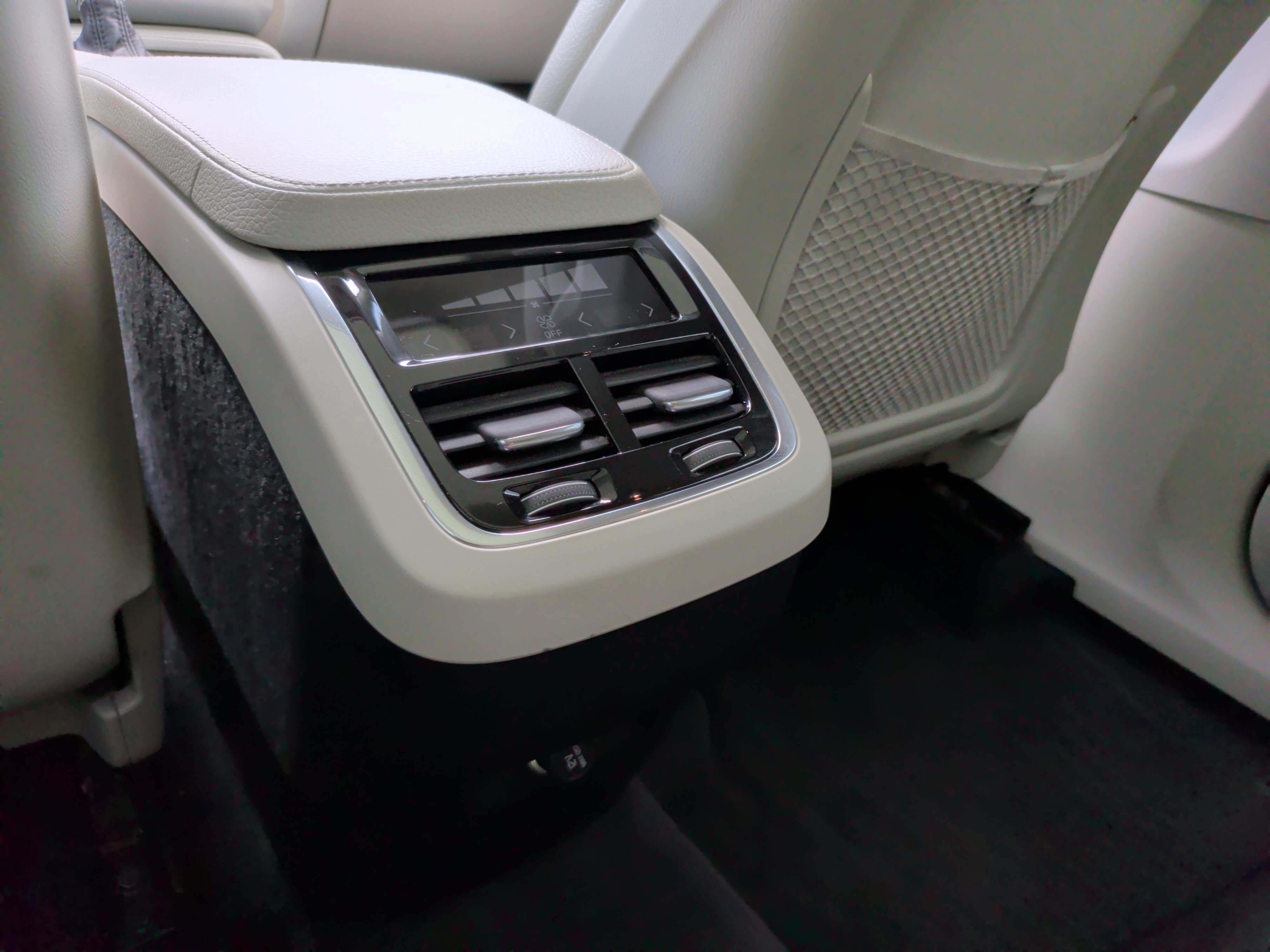 Used 2017 Volvo XC90 T6 Momentum w/ Vision Package AWD/4WD image 36