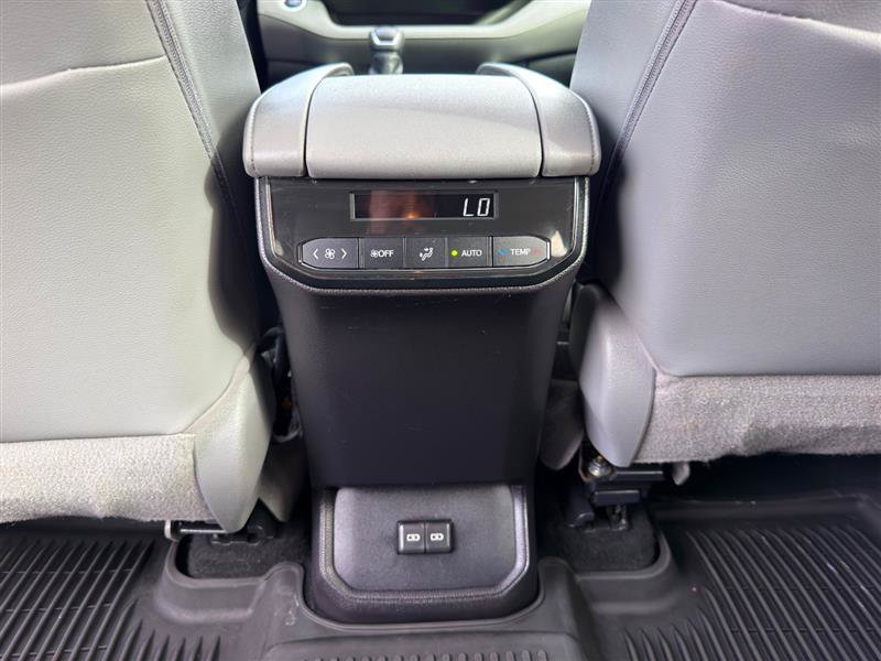Used 2022 Toyota Highlander XLE AWD/4WD image 24