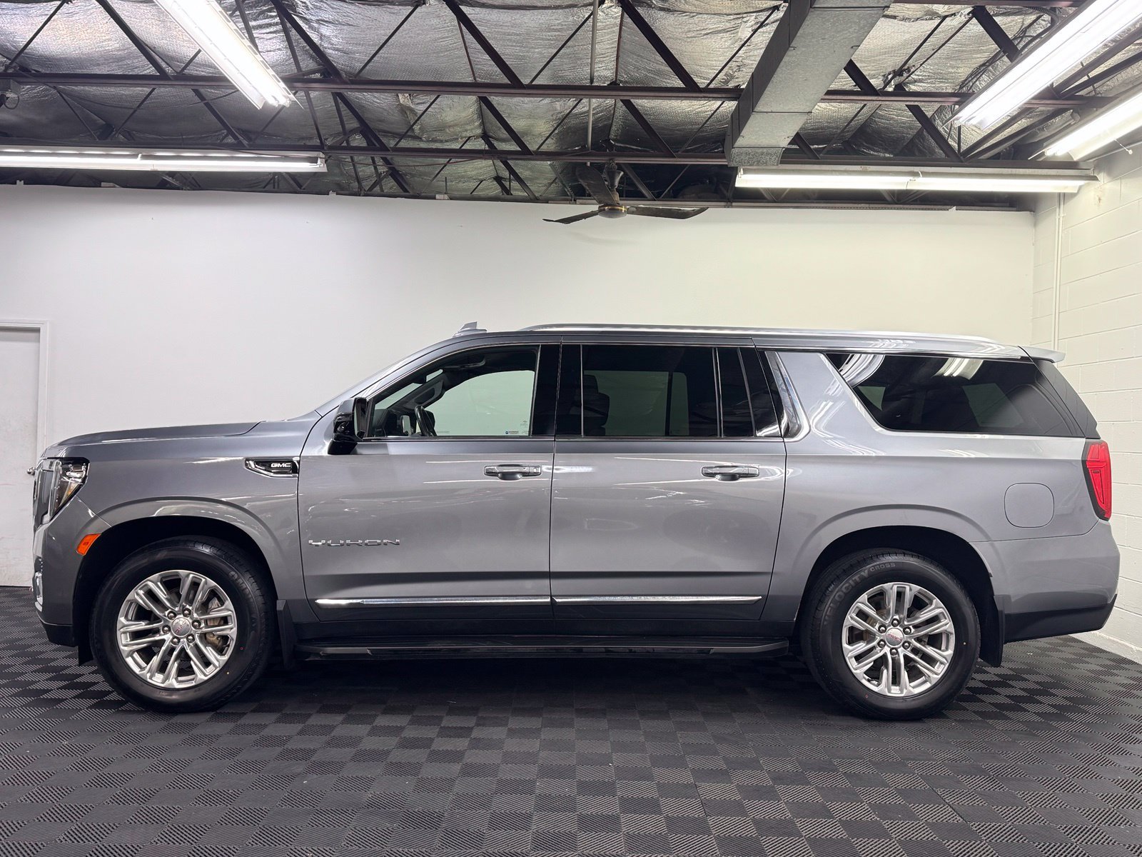 Used 2022 GMC Yukon XL SLT w/ SLT Luxury Package AWD/4WD image 3