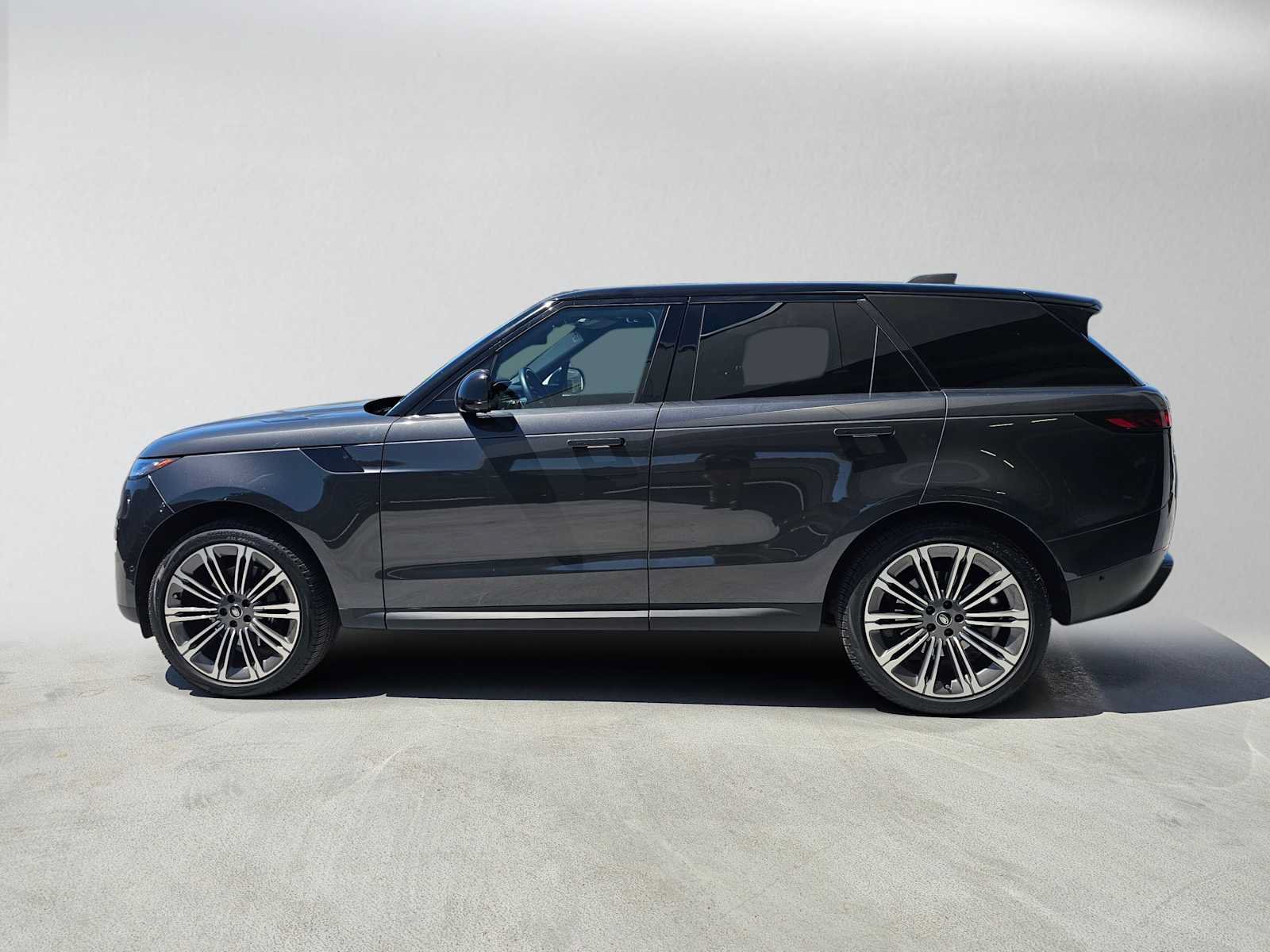 Used 2024 Land Rover Range Rover Sport SE AWD/4WD image 2
