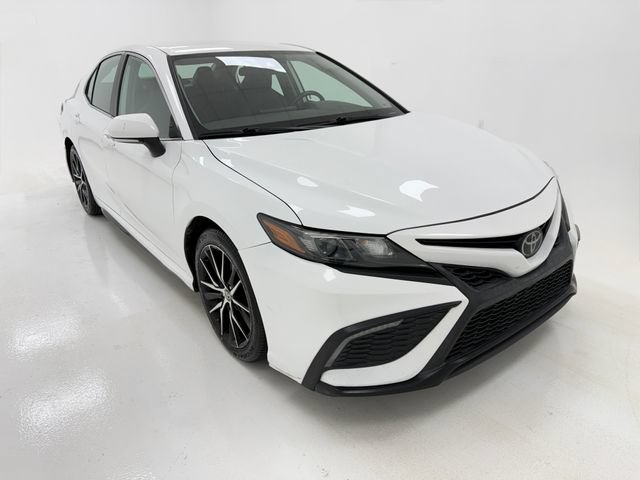 Used 2022 Toyota Camry SE FWD image 2