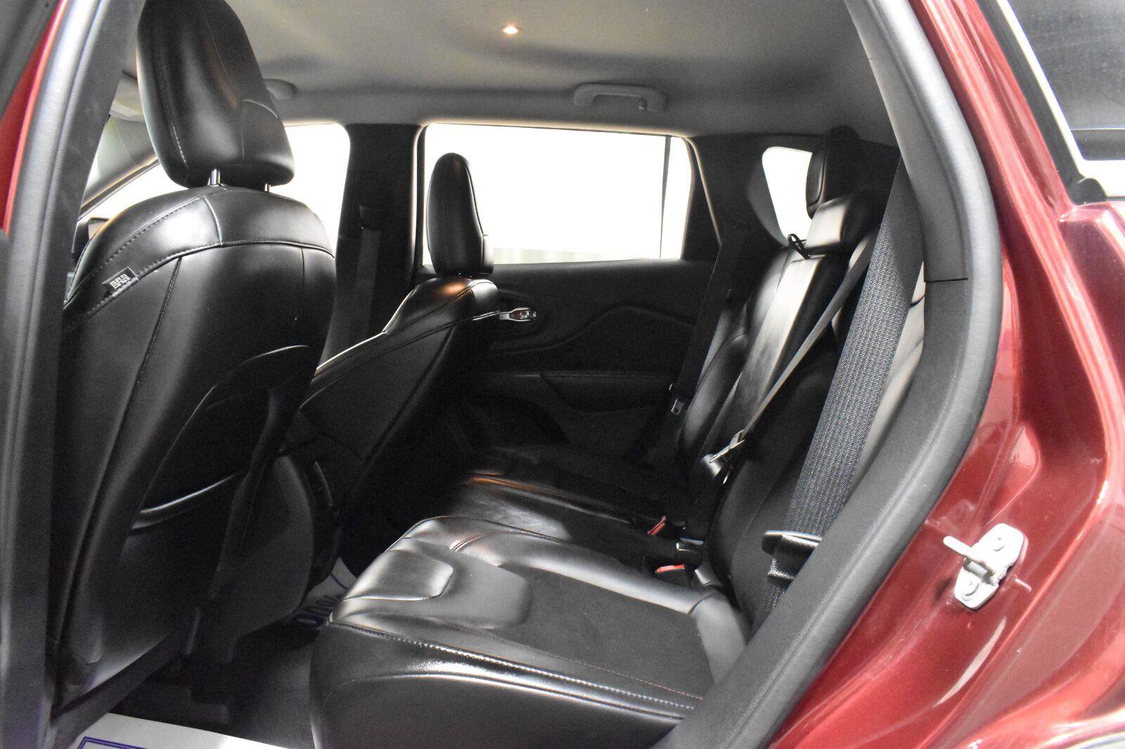 Used 2021 Jeep Cherokee Trailhawk w/ Comfort & Convenience Group AWD/4WD image 4