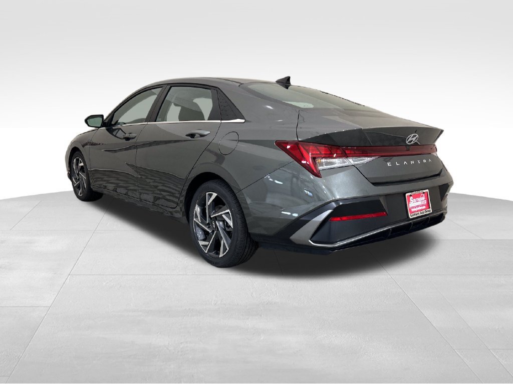 Used 2025 Hyundai Elantra SEL FWD image 3