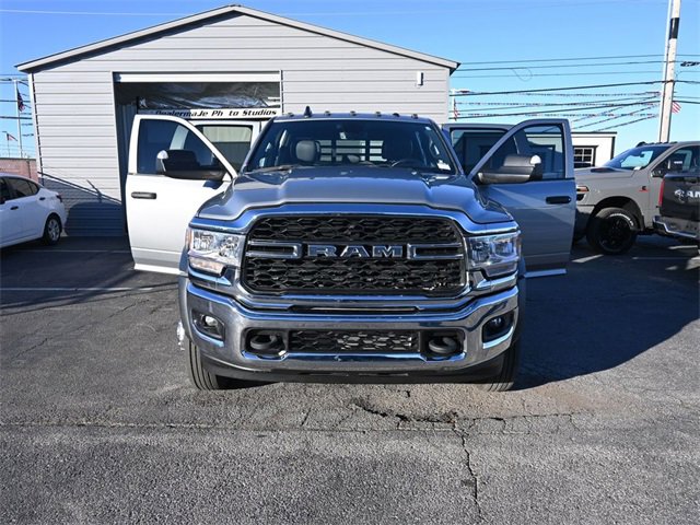 Used 2022 RAM 4500 Tradesman w/ Chrome Appearance Group image 2