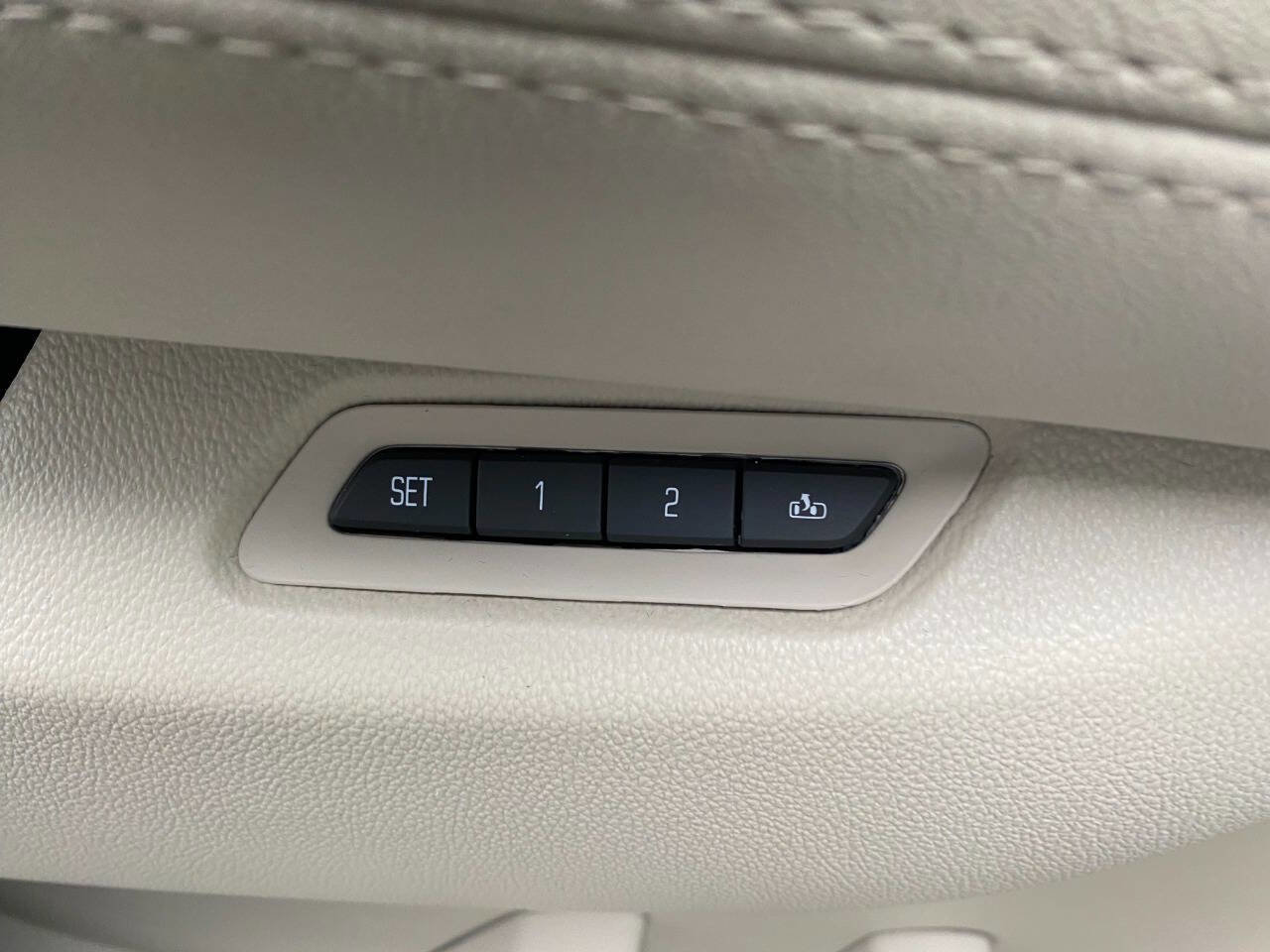 Used 2017 Cadillac Escalade ESV 2WD image 17
