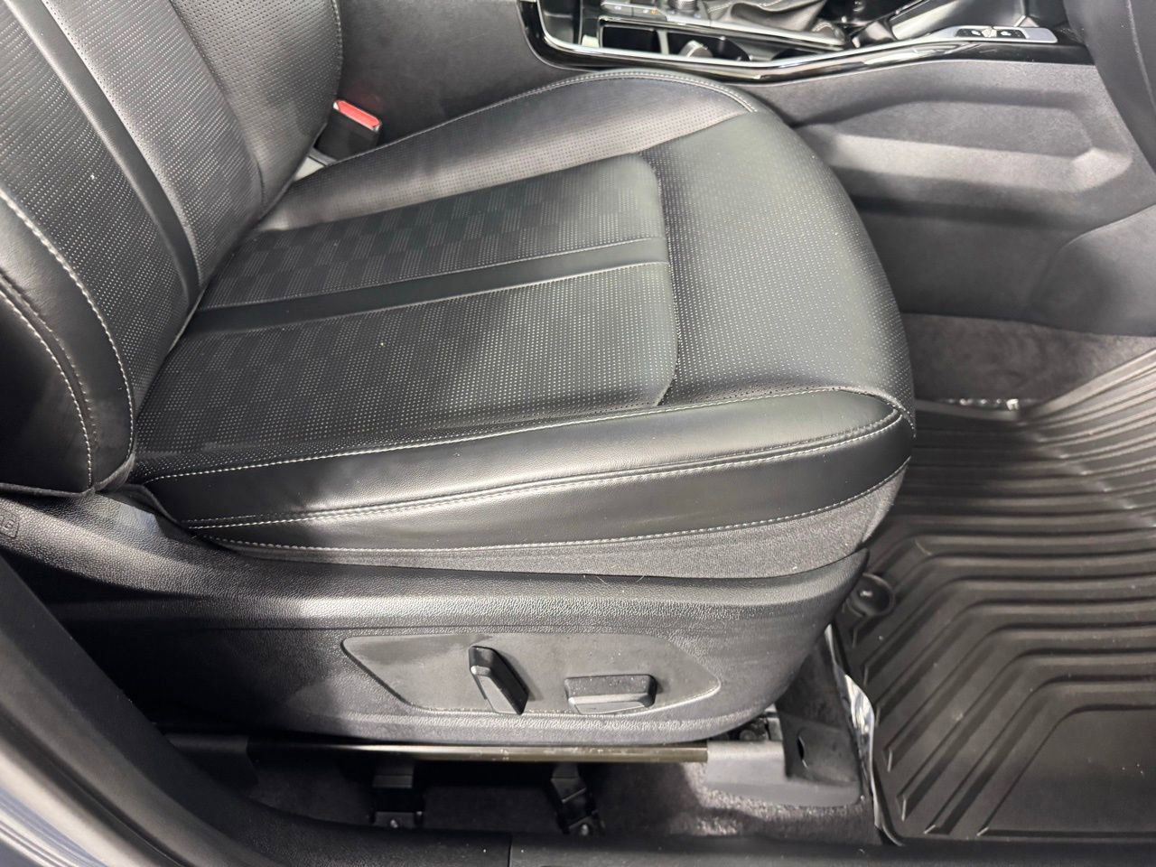 Used 2025 Kia Sorento SX image 35