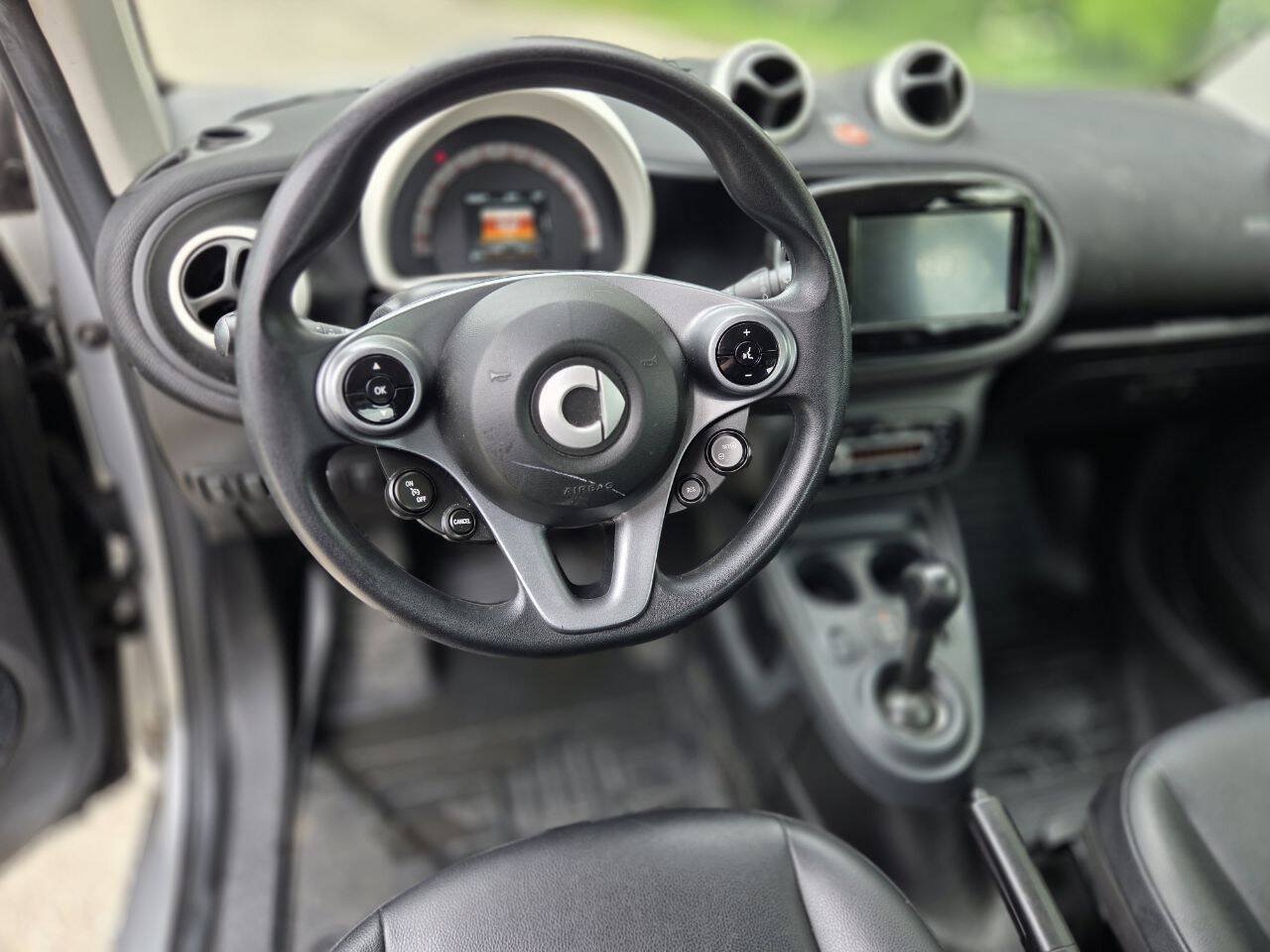 Used 2016 smart fortwo passion RWD image 11
