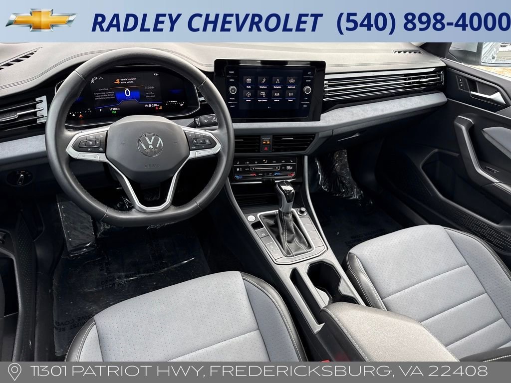 Used 2025 Volkswagen Jetta SE image 13