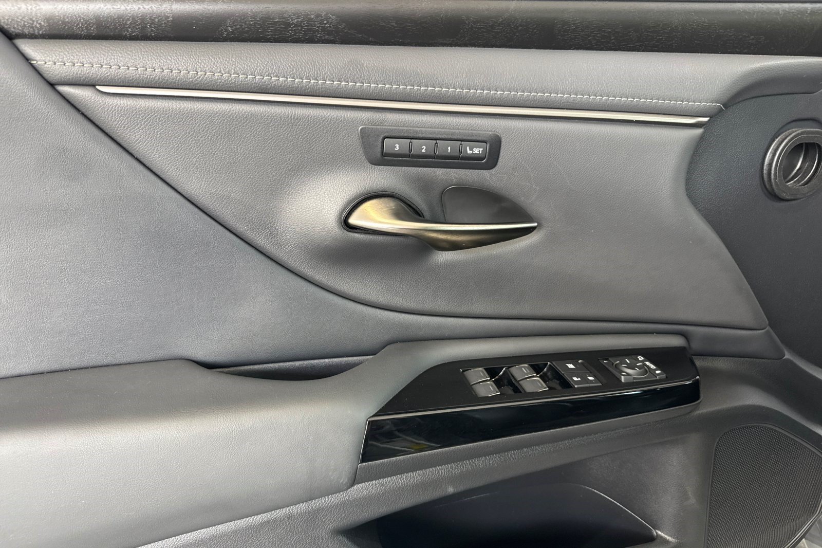 Used 2025 Lexus ES 300h w/ Premium Package FWD image 12