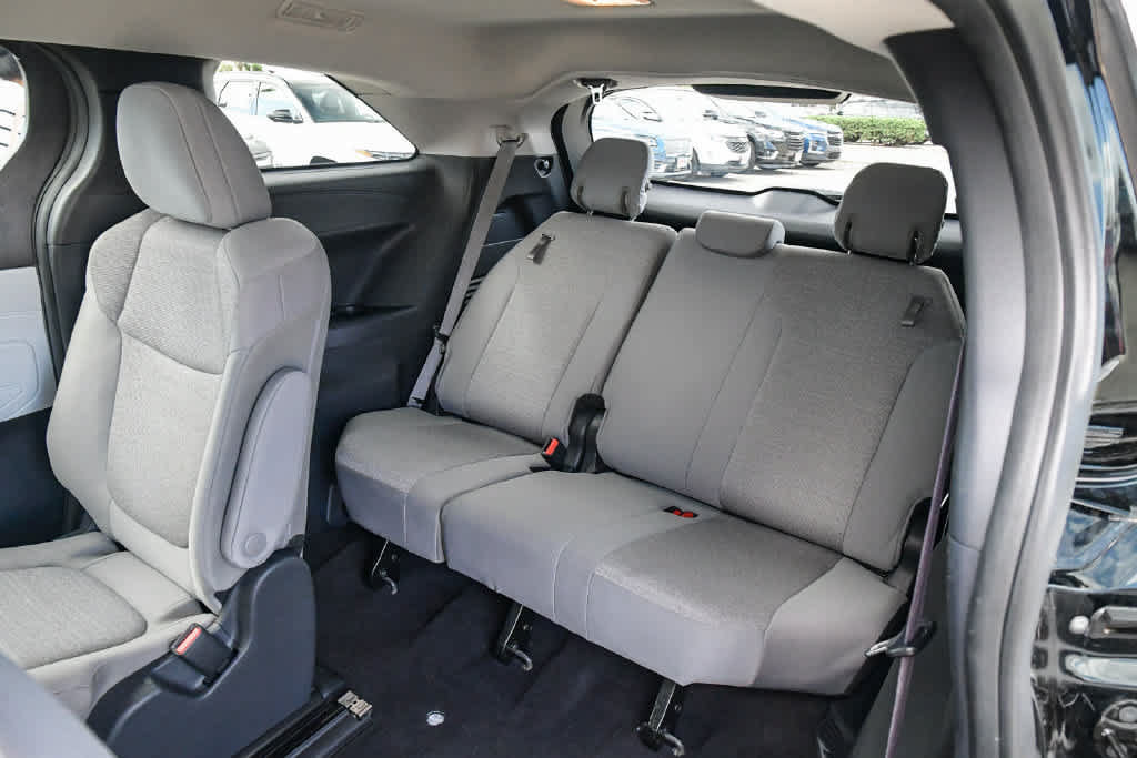 Used 2025 Toyota Sienna LE FWD image 20