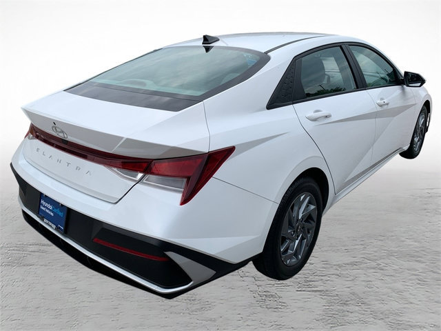 Certified 2024 Hyundai Elantra SEL FWD image 3