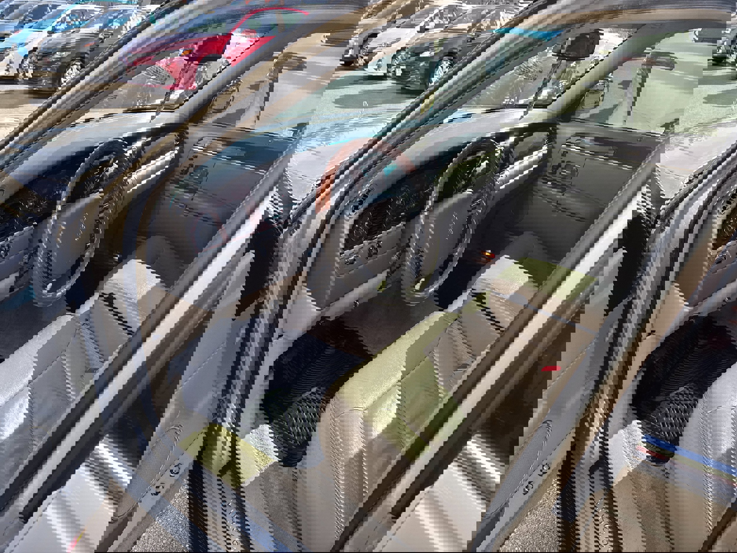 Used 2010 Lincoln Town Car Signature Limited image 2