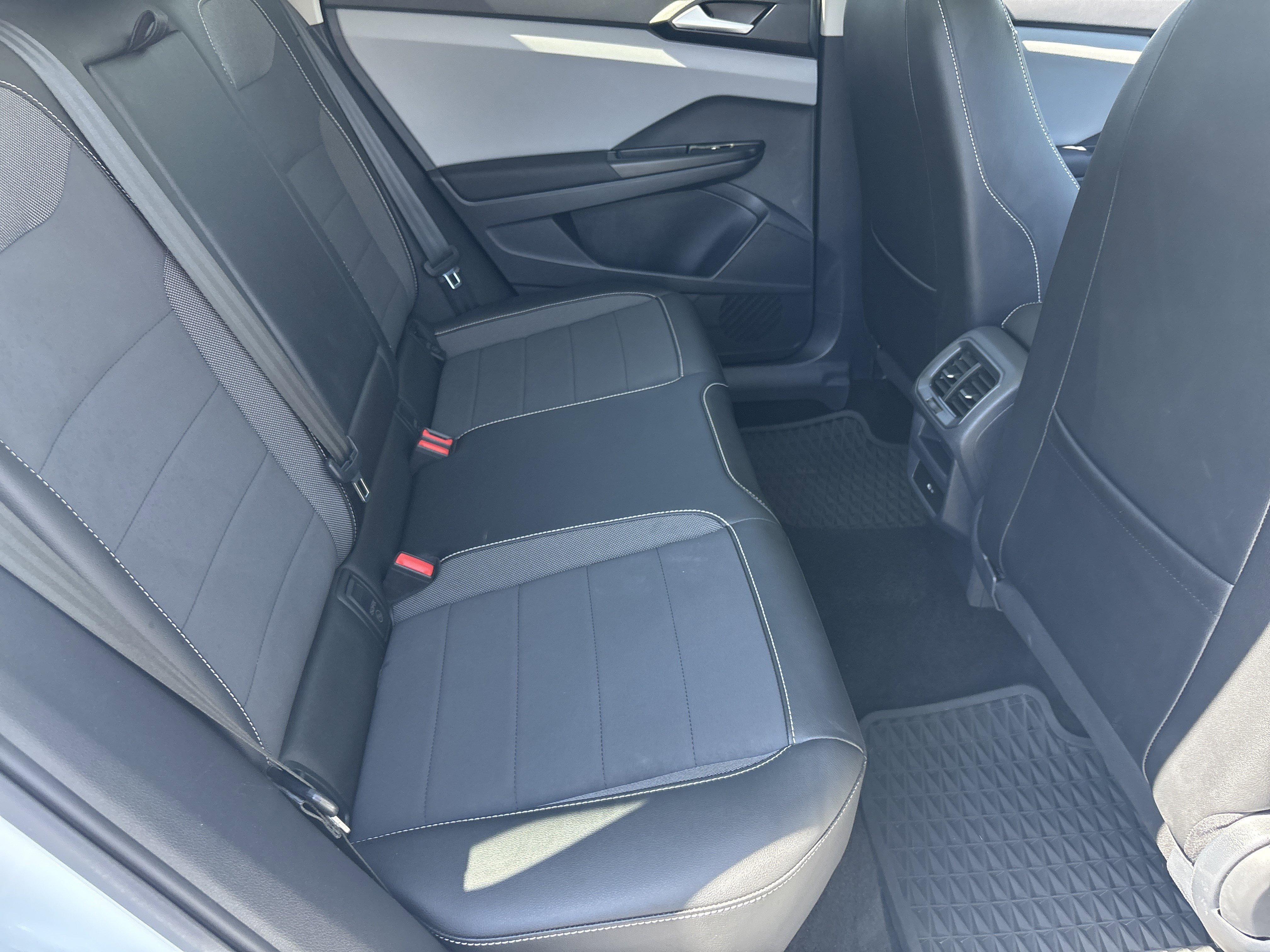 Used 2023 Volkswagen Taos SE w/ Panoramic Sunroof Package image 11