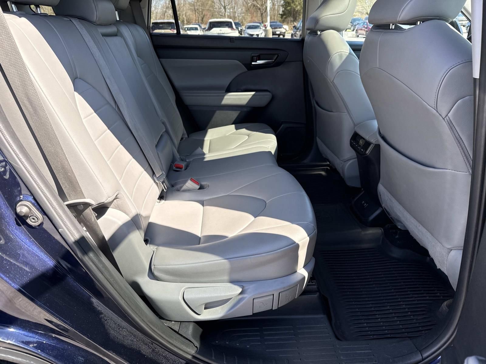 Used 2020 Toyota Highlander XLE AWD/4WD image 26