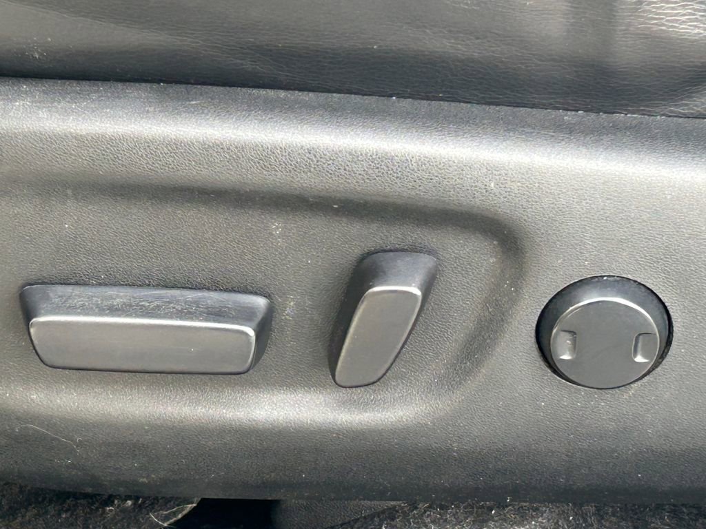 Used 2015 Toyota RAV4 Limited w/ Technology Package image 28