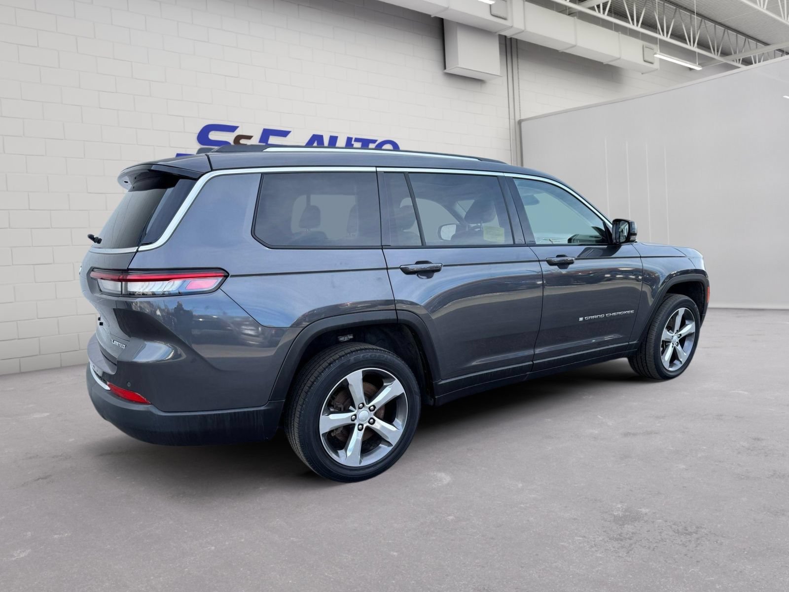 Used 2022 Jeep Grand Cherokee L Limited AWD/4WD image 6