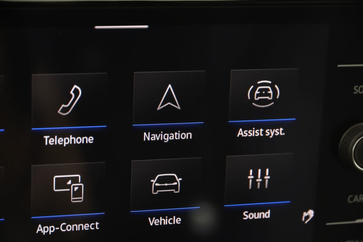 Used 2025 Volkswagen Jetta SE w/ Sunroof Package FWD image 9