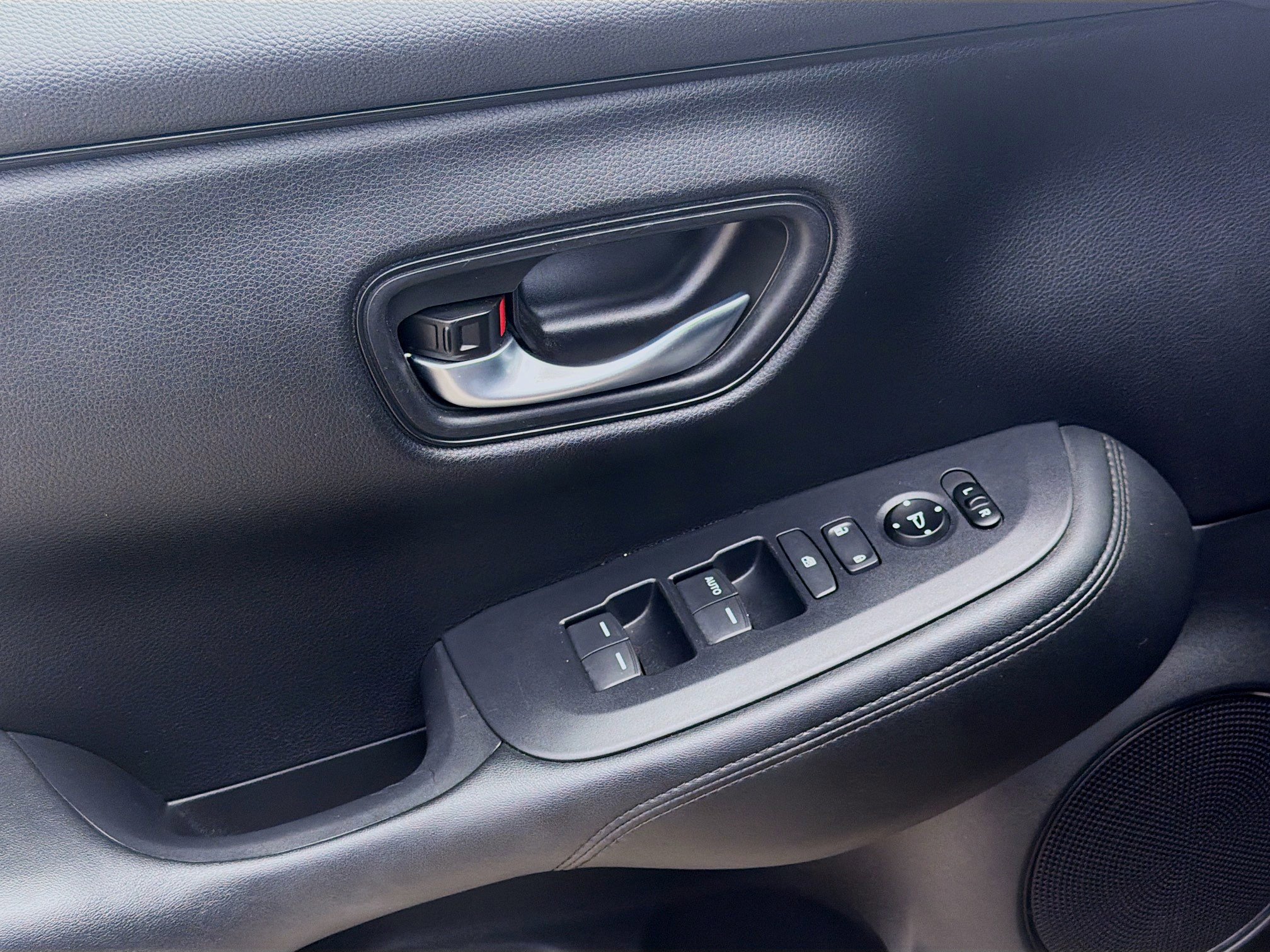 Used 2025 Honda HR-V LX image 16