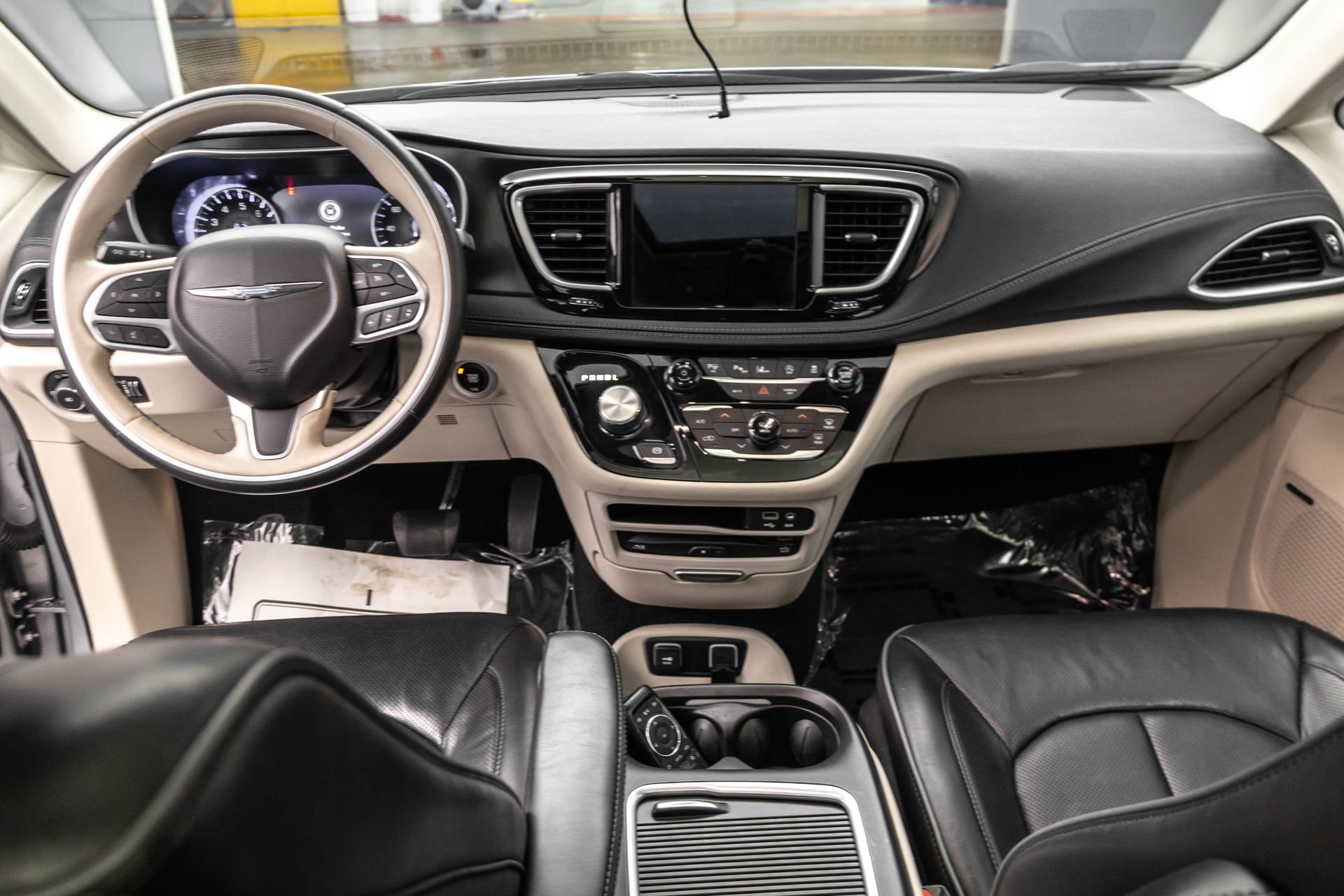 Used 2020 Chrysler Pacifica Limited w/ Advanced Safetytec Group FWD image 33