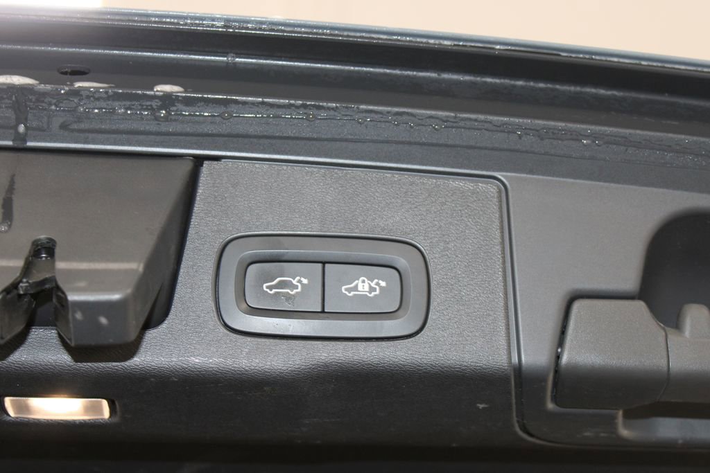 Used 2023 Volvo XC60 B6 Ultimate image 31