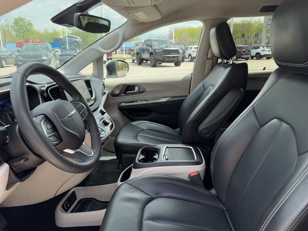Used 2023 Chrysler Pacifica Touring-L FWD image 50