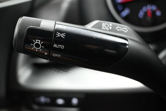 Used 2022 Kia Carnival LX FWD image 22