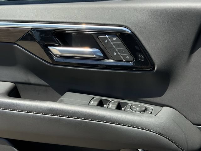 Used 2025 Chevrolet Tahoe Z71 w/ Comfort Package AWD/4WD image 19