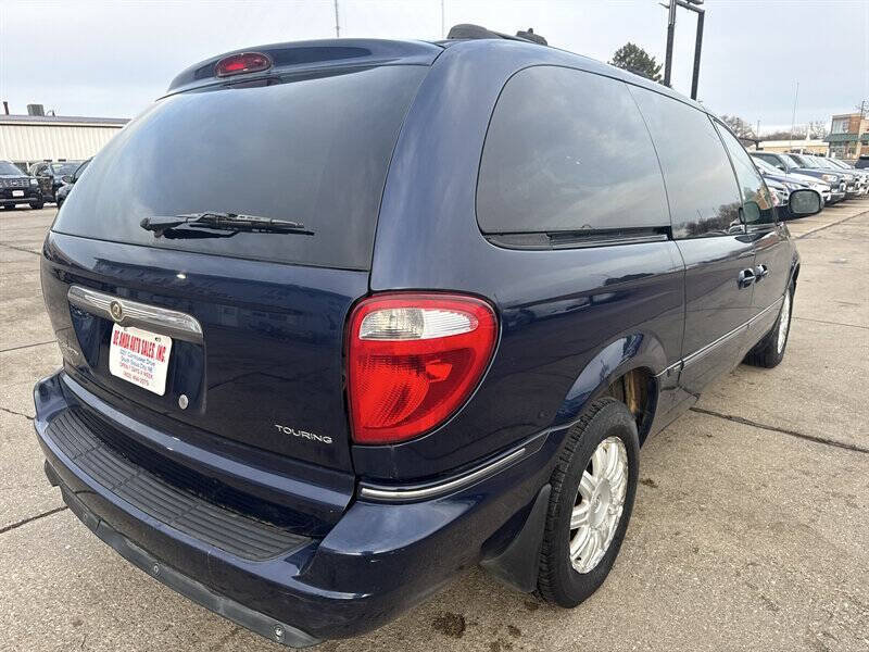 Used 2005 Chrysler Town & Country Touring w/ Luxury Group FWD image 7