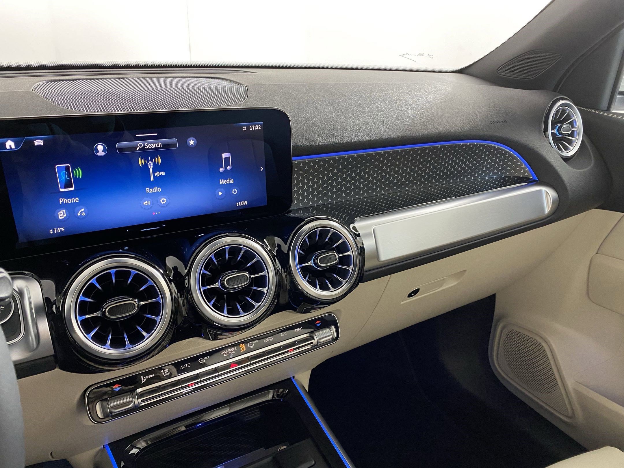 Used 2025 Mercedes-Benz GLB 250 4MATIC image 23