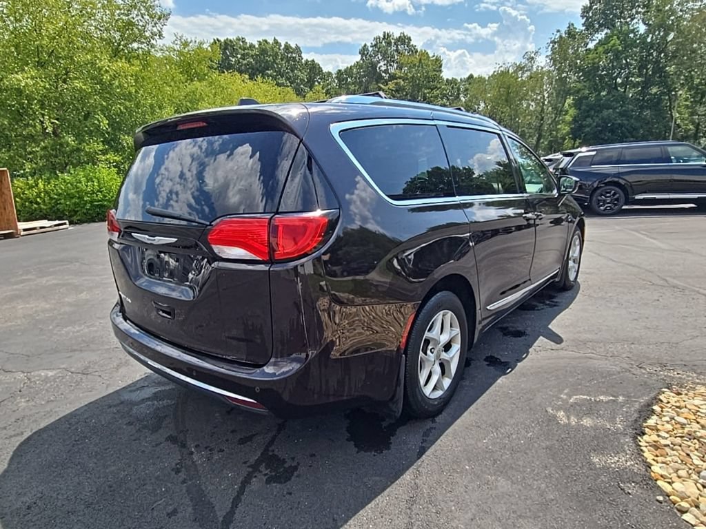 Used 2017 Chrysler Pacifica Touring-L Plus w/ Tire & Wheel Group FWD image 3