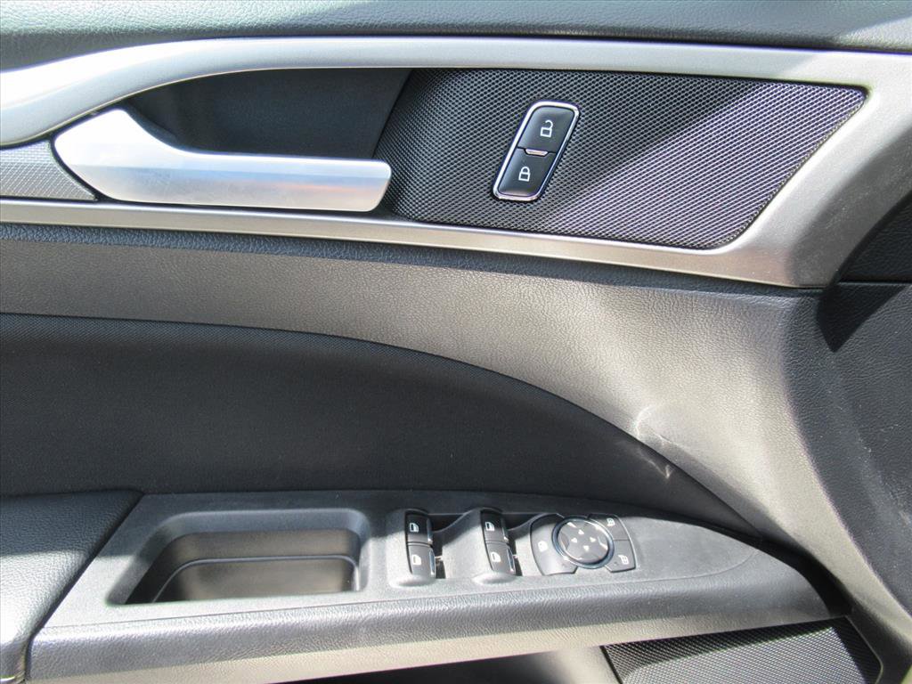 Used 2018 Ford Fusion SE image 18