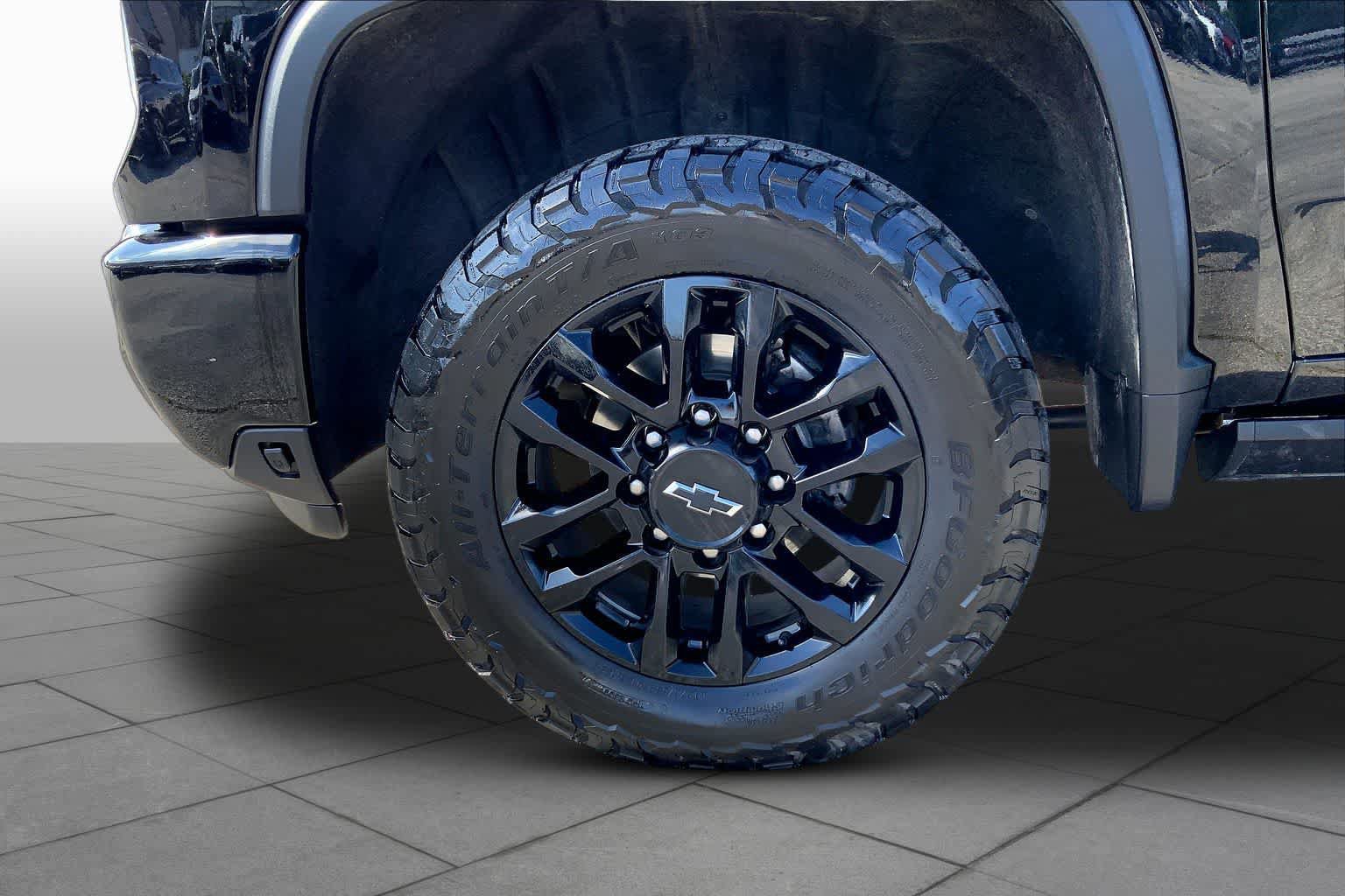 Used 2025 Chevrolet Silverado 2500 High Country w/ Midnight Edition AWD/4WD image 11