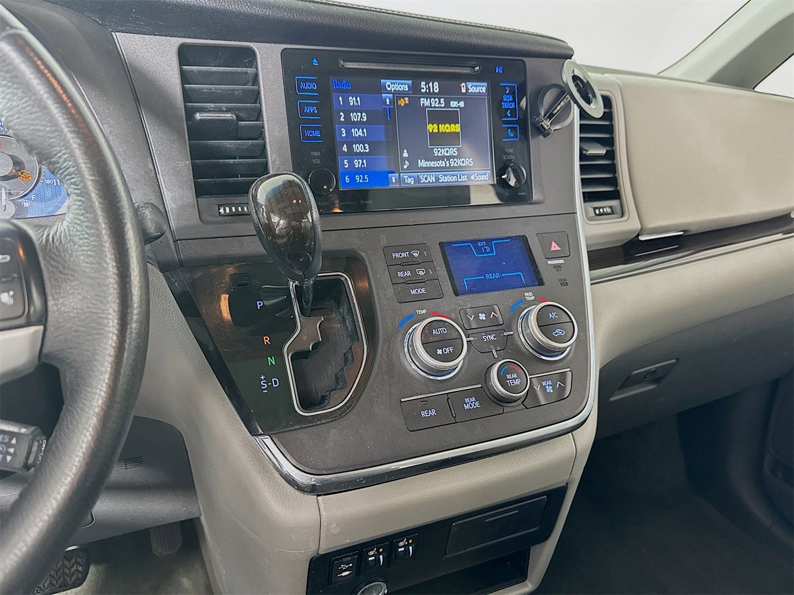 Used 2017 Toyota Sienna XLE image 16