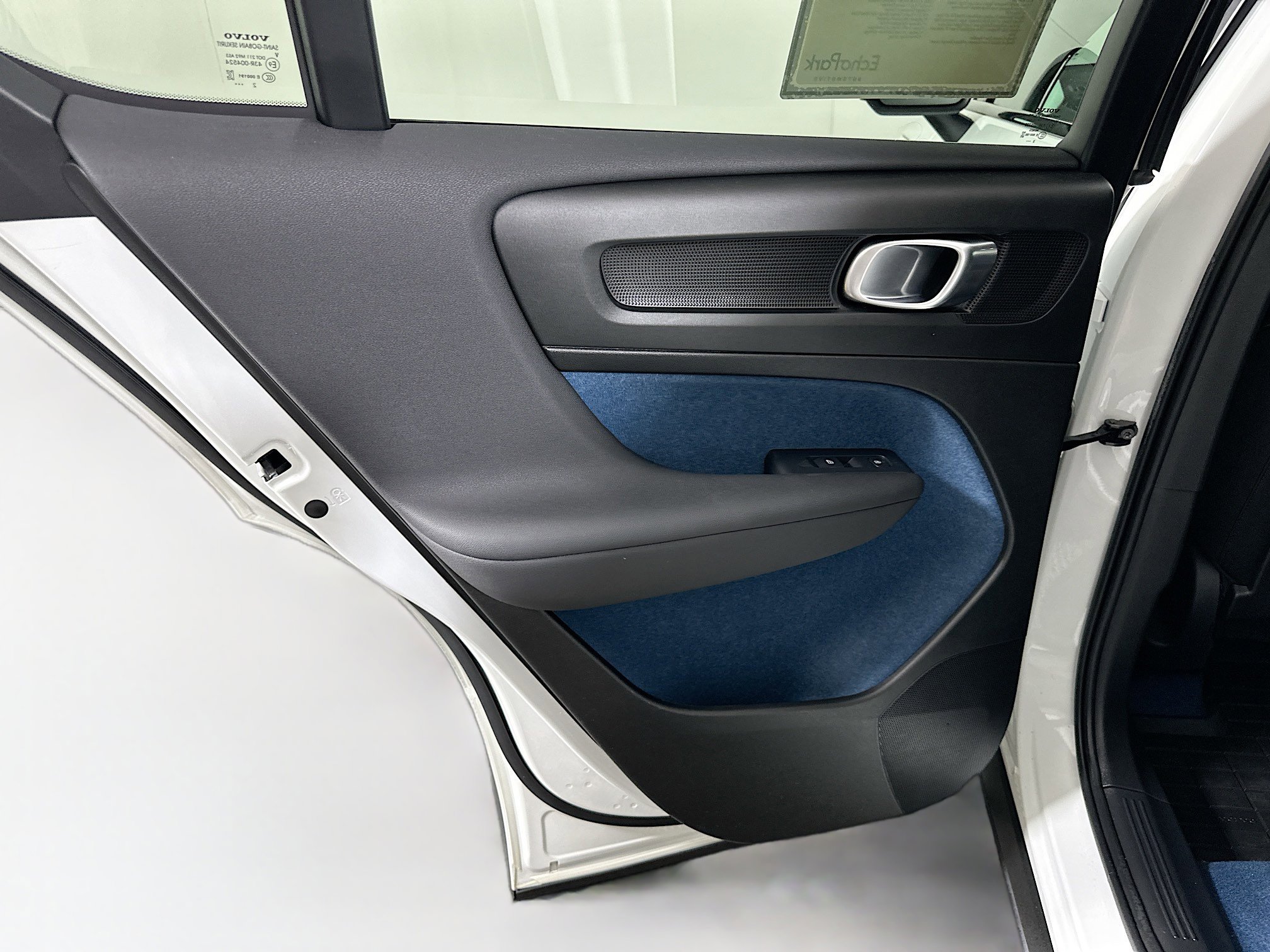 Used 2023 Volvo C40 P8 Recharge Plus w/ Climate Package image 27