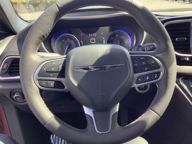 Used 2025 Chrysler Pacifica Select image 11