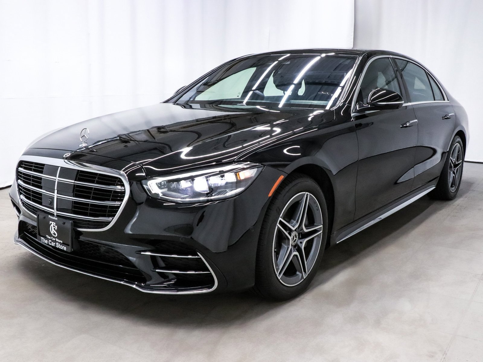 Used 2025 Mercedes-Benz S 580 4MATIC Sedan image 3