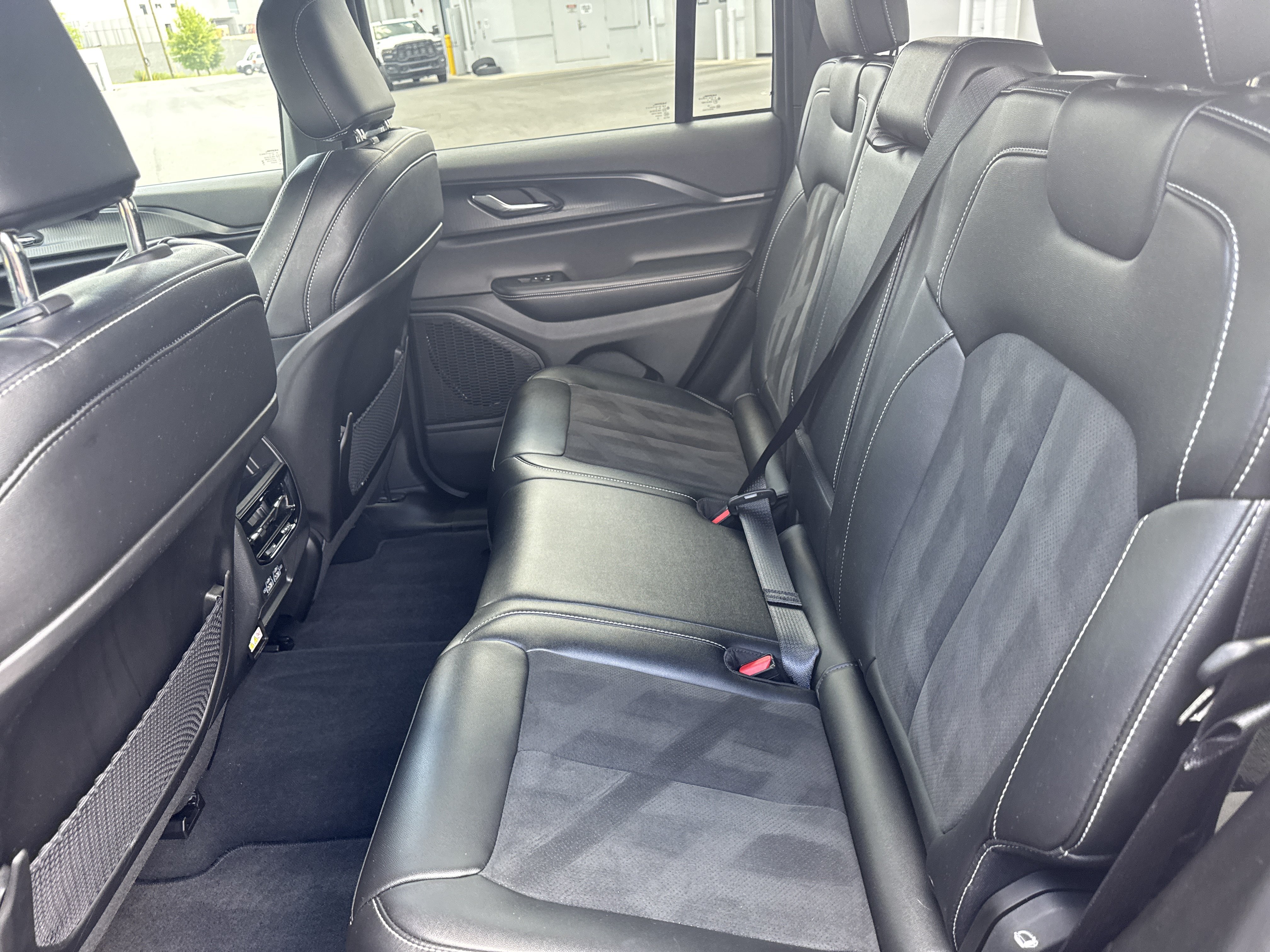 Certified 2024 Jeep Grand Cherokee Altitude AWD/4WD image 32
