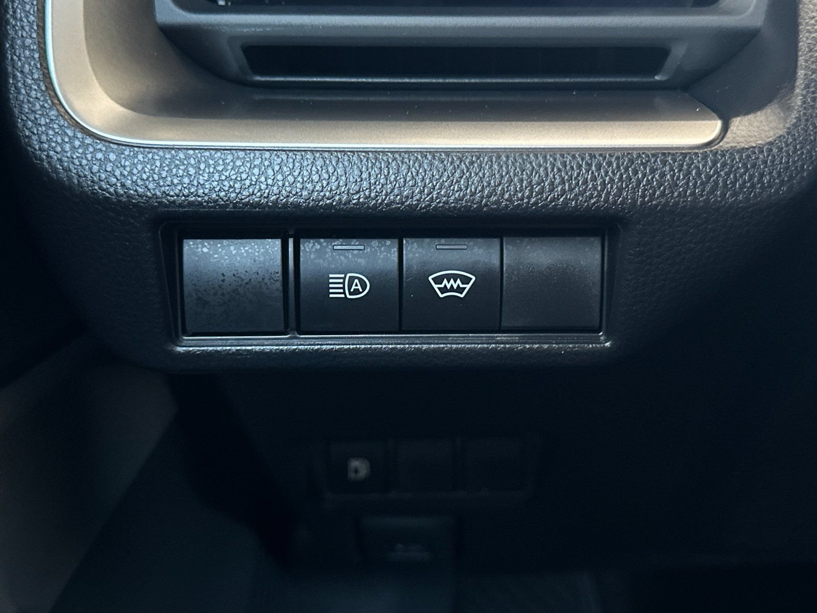 Used 2025 Toyota Prius LE FWD image 26